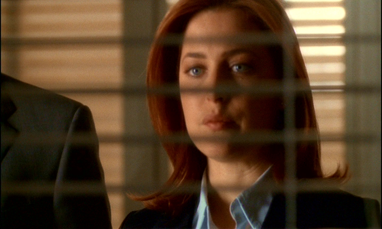 Песня три телефона скалли. Dana Scully. Dana Scully screencap. Скалли Милано подкован.